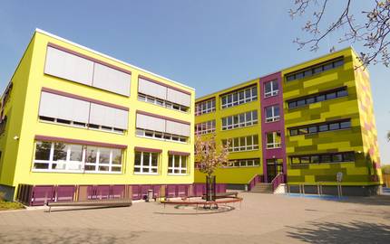 Sekundarschule "Würdetal", Schulhof und Schule