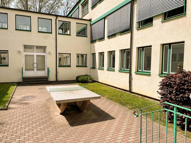 Sekundarschule "Unteres Geiseltal" Braunsbedra, Schulhof mit Tischtennisplatte