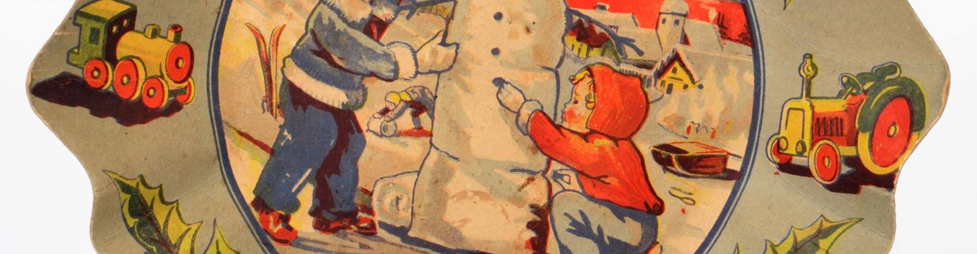 alter Pappteller, darauf ist ein Schneemann gezeichnet, der etwas grimmig schaut, Kinder in Winterkleidung stehen um ihn herum