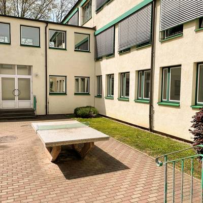 Sekundarschule "Unteres Geiseltal" Braunsbedra, Schulhof mit Tischtennisplatte © Sekundarschule Braunsbedra